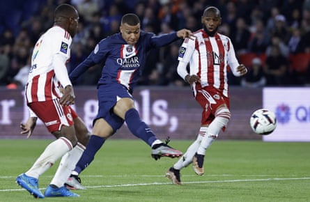 Kylian Mbappe mencetak gol untuk PSG