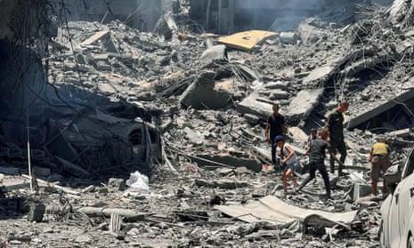Palestinians search for casualties at the site of Israeli strikes on houses, amid Israel-Hamas conflict, in Gaza City, June 22, 2024. REUTERS/Ayman Al Hassi