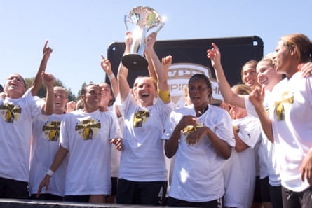 Kapten tim Rachel Buehler mengangkat trofi kejuaraan setelah FC Gold Pride mengalahkan Philadelphia Independence dalam pertandingan kejuaraan WPS pada September 2010.