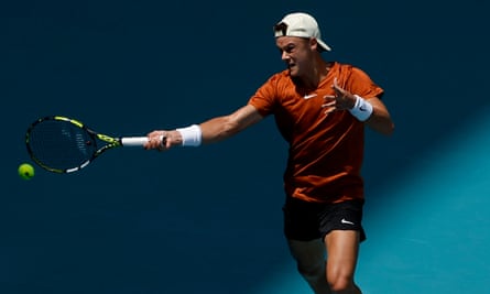 Holger Rune beraksi selama Miami Terbuka.