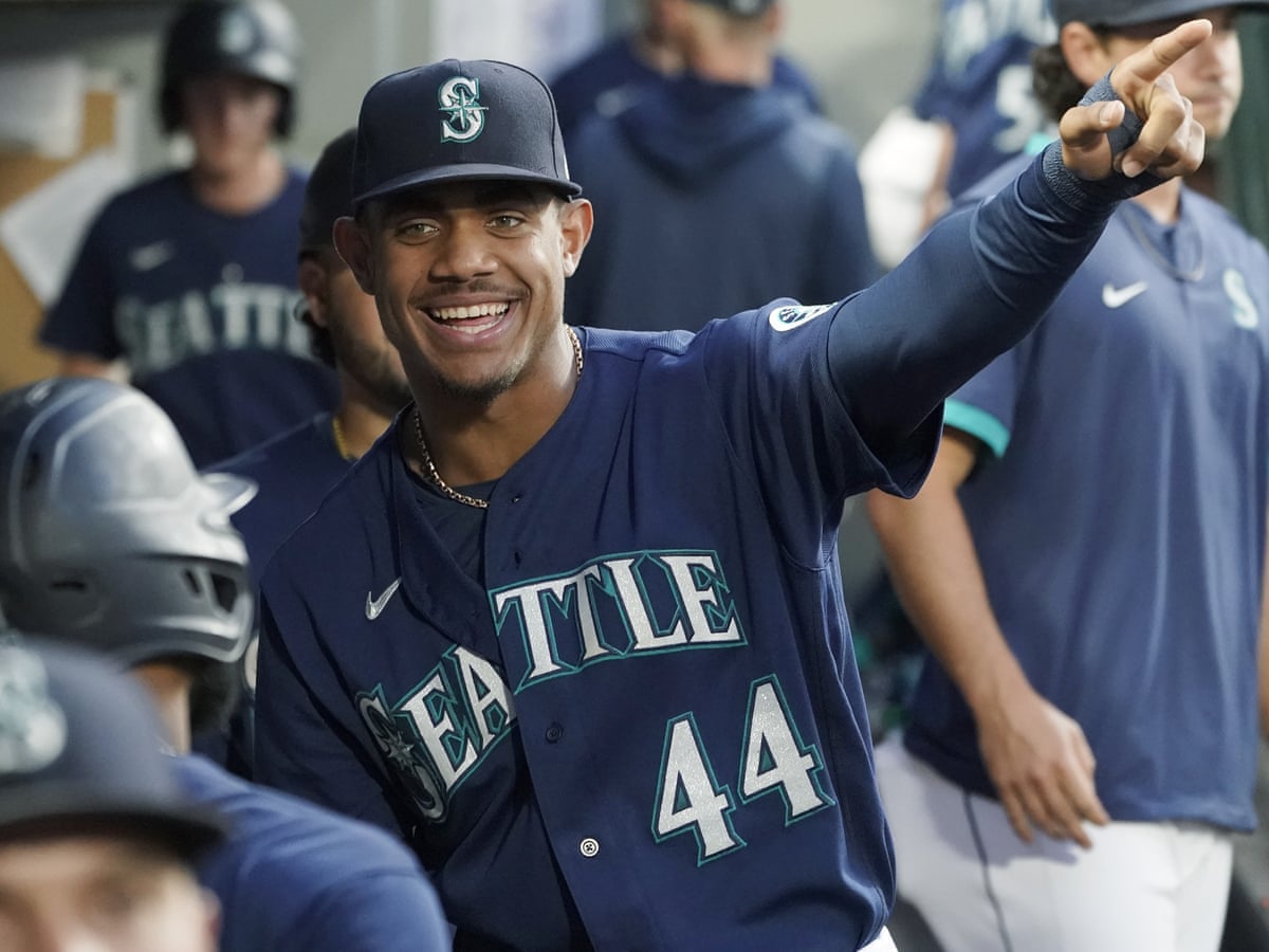 Mariners bring back Master
