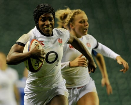 Maggie Alphonsi runs in to score a try against France in 2013