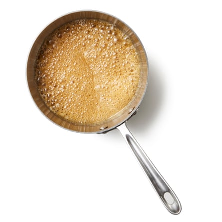 Les sucres, le sirop, quatre cuillères à soupe d'eau froide et le beurre dans une casserole profonde à fond épais, . Faites chauffer doucement la casserole en la faisant tourner de temps en temps jusqu'à ce que les sucres et le beurre soient fondus, puis augmentez très légèrement le feu et portez le tout à ébullition. Laisser mijoter jusqu'à ce que le mélange atteigne 148°C sur un thermomètre de cuisson, qu'il soit bouillonnant et de couleur ambrée.