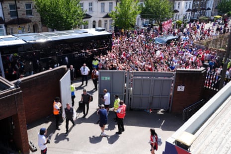 Fans cheer Arsenal manager Mikel Arteta