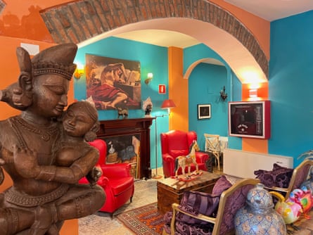 A colourful room with armchairs, Asian antiques and Renaissance art