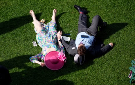Οι αγωνιζόμενοι ξαπλώνουν στο Royal Ascot.