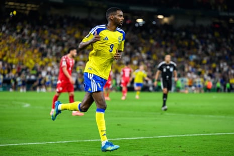 Alexander Isak scores a fantastic second goal for Sweden!