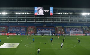 هنگام گرم شدن بازیکنان در پارک Selhurst ، تصویری از Diego Armando Maradona جوان روی صفحه بزرگ نشان داده می شود.