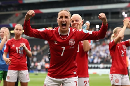 Sanne Troelsgaard geniet van de overwinning van Denemarken op Finland op Euro 2022.