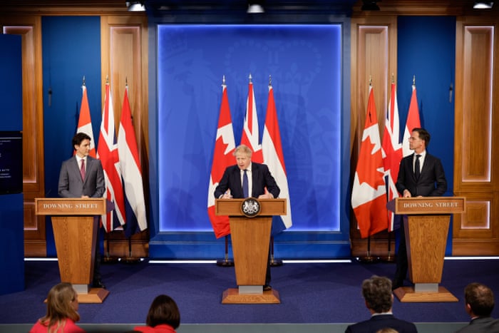 Boris Johnson (centre) holding a press conference with Justin Trudeau (left) and Mark Rutte.