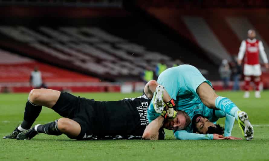 Bernd Leno tangles with Mohamed Salah
