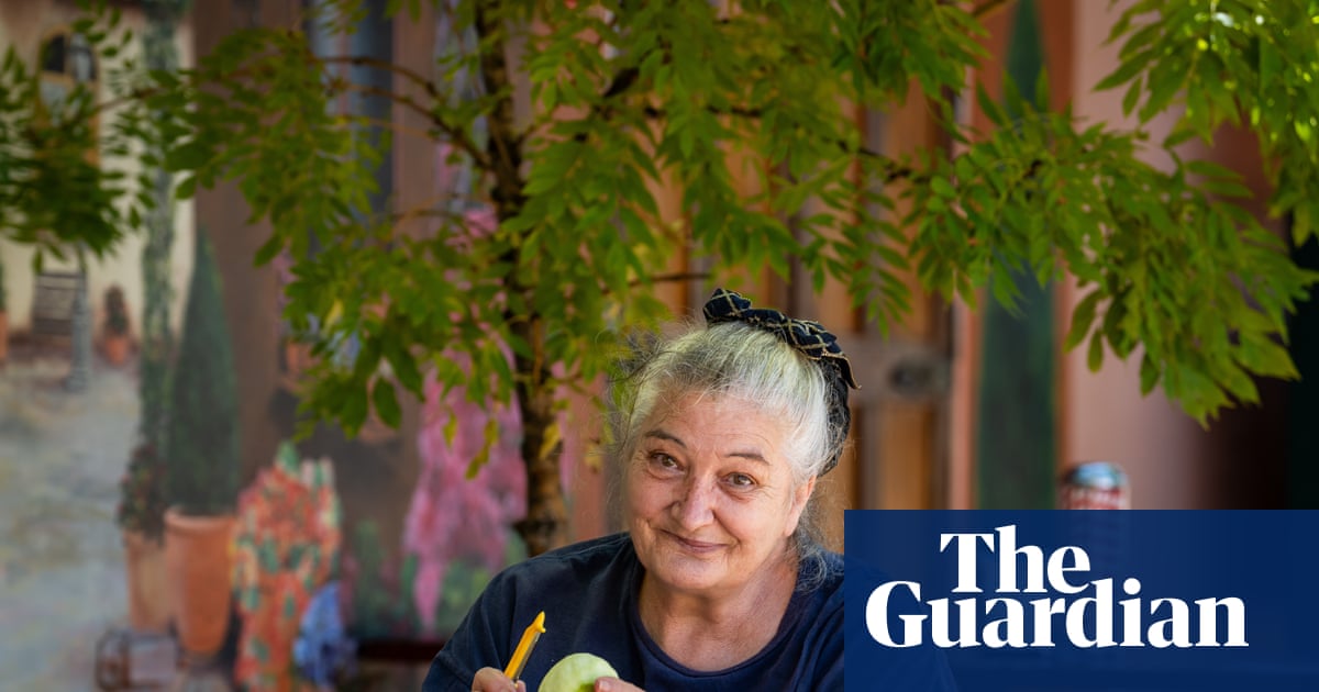 Hard core! Apple peeling champion slices through competition to produce nearly four-metre strip of skin