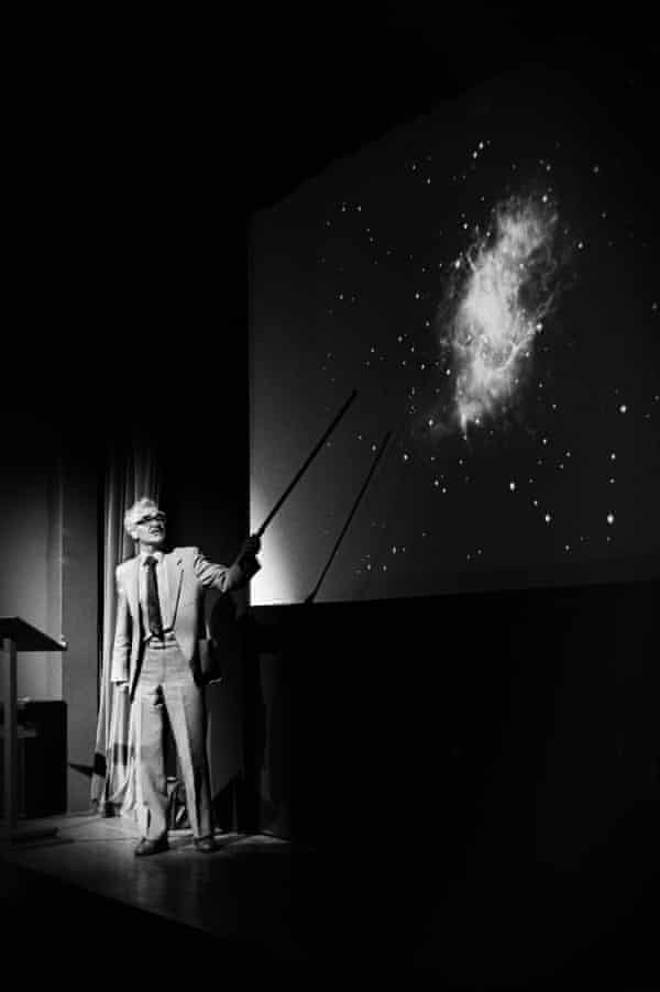 Antony Hewish lecturing at the Boston Astronomers’ conference, Lincolnshire, in 1987, with a slide of the Crab Nebula M1.
