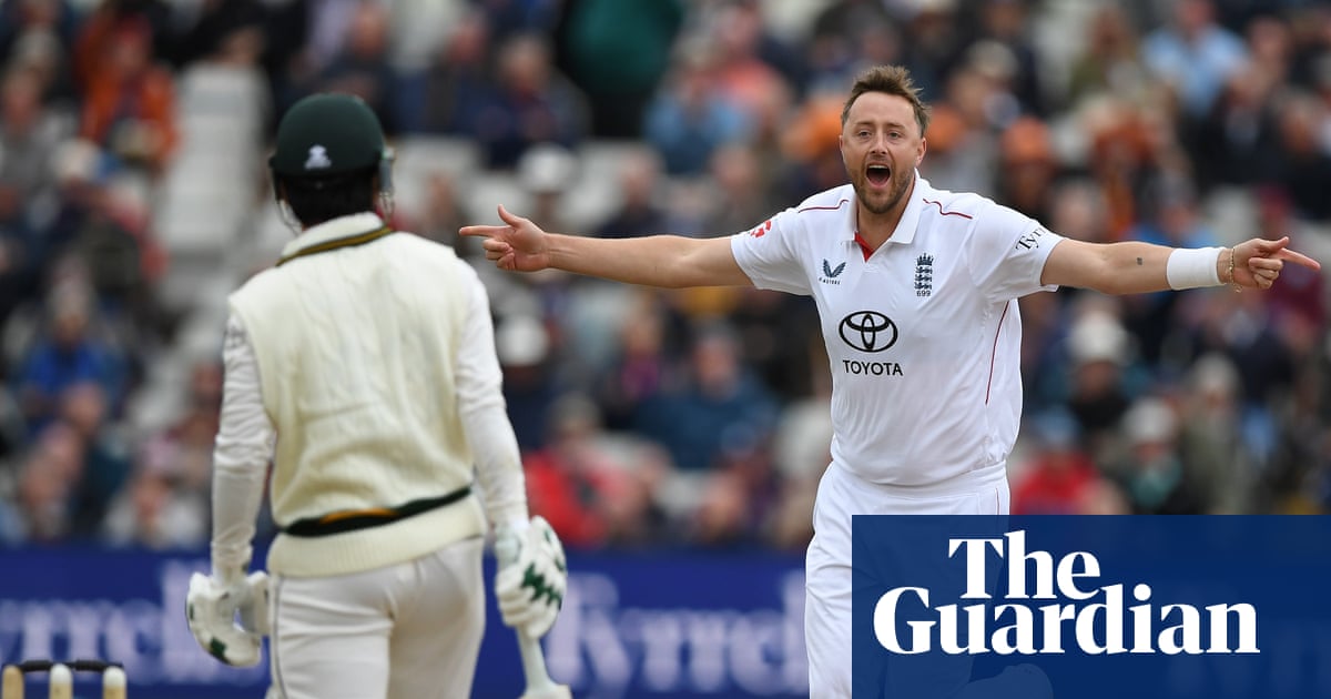 England bat Pakistan out of third Test before Robinson moves in for the kill England bat Pakistan out of third Test before Robinson moves in for the kill