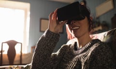 Young woman using the virtual reality headset<br>FXJ70K Young woman using the virtual reality headset