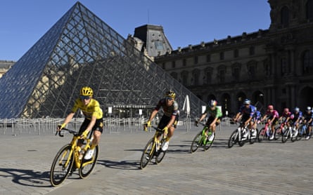 Jonas Vingegaard passes the Louvre on his way to sealing overall victory in Paris last year.