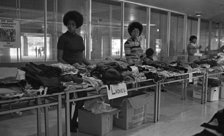   Miembros de Black Panther Party lanzan ropa gratis, 28 de septiembre de 1969 - David Fenton 
