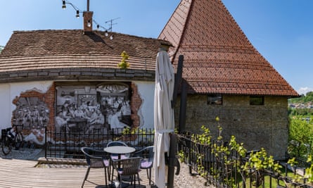 Gambar eksterior tempat Kranj's Layer House, yang mempromosikan seniman musik dari daerah di Slovenia.