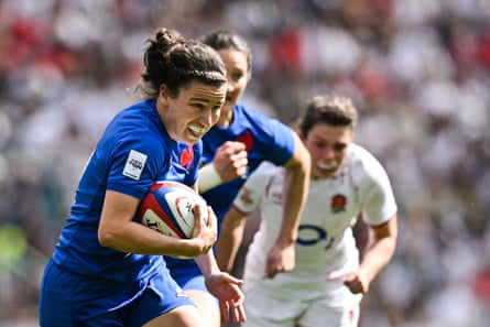 France’s centre Gabrielle Vernier runs with the ball against England in 2023