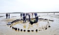 Seahenge excavation 1999 Holme beach Norfolk Bronze Age monument people digging archaeology archaeologists timber circle England<br>B0JA70 Seahenge excavation 1999 Holme beach Norfolk Bronze Age monument people digging archaeology archaeologists timber circle England