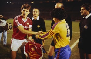 Bryan Robson se da la mano con el capitán del Barcelona, ​​Diego Maradona.