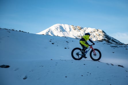 Di Felice cycling down a snowy slope 