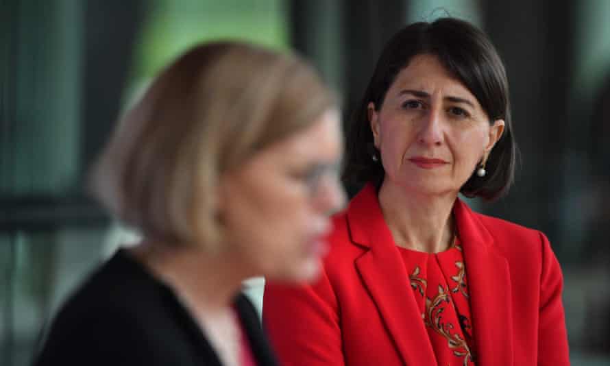 La directora de salud de NSW, la Dra. Kerry Chant (izquierda) y la primera ministra de NSW, Gladys Berejiklian, brindaron una actualización de Covid el viernes.