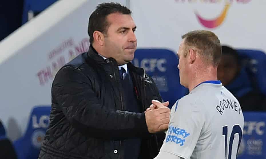 Everton’s interim manager David Unsworth with Wayne Rooney during the Premier League defeat at Leicester.