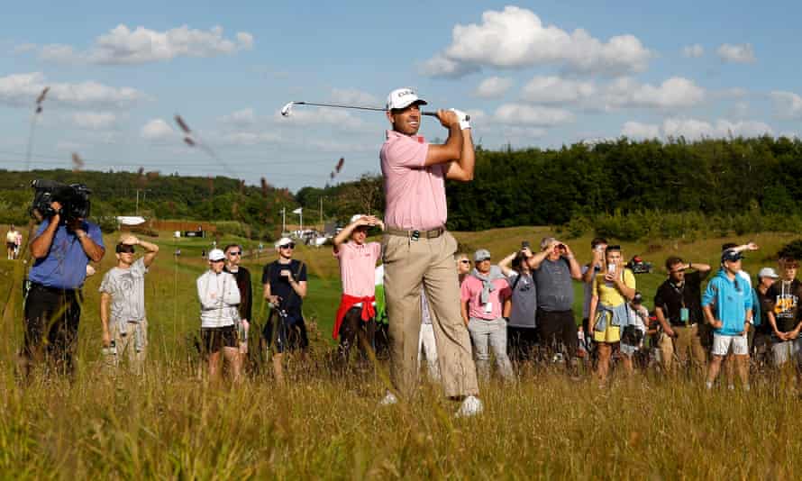 El líder de la segunda ronda, Charl Schwartzel, juega frente a una pequeña galería en el Centurion Club.