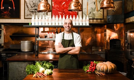Joel Tisato portant un tablier dans un restaurant