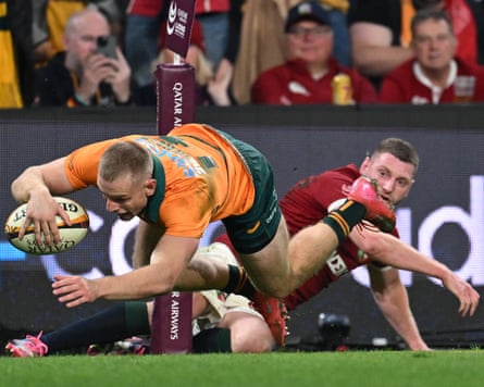 Max Jorgensen evades Finn Russell’s tackle to touch down