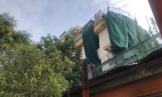 Kabil'in Sherpur bölgesindeki evin üzerinde yeşil plastik asılı.