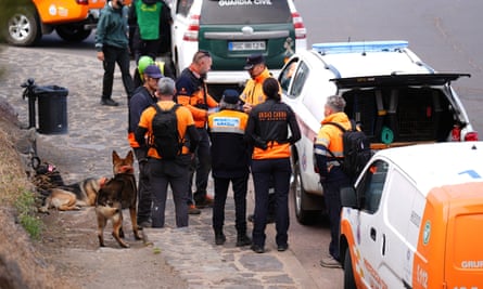 Search and rescue teams with dogs and vehicles