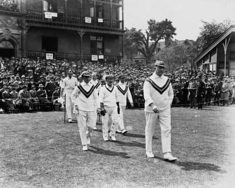 1921 में ट्रेंट ब्रिज में इंग्लैंड के खिलाफ पहले एशेज टेस्ट के दौरान ऑस्ट्रेलिया मैदान पर उतरा।