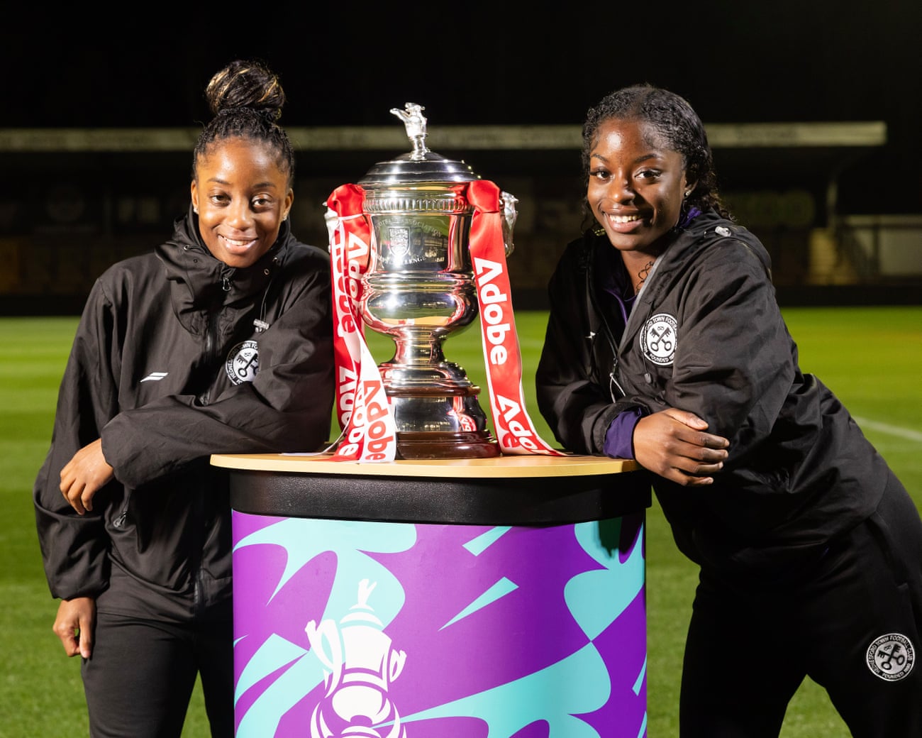 Conoce al dúo de madre e hija que juegan en el mismo equipo en la FA Cup: «Es surrealista» Conoce al dúo de madre e hija que juegan en el mismo equipo en la FA Cup: «Es surrealista»