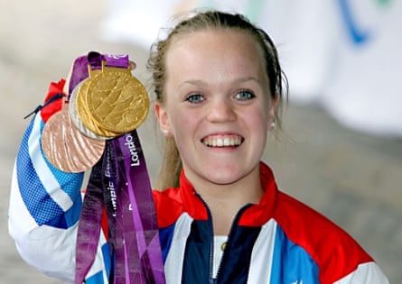 Simmonds menampilkan medali yang dimenangkannya selama Pertandingan Paralimpiade London 2012.