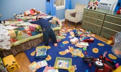 Asian boy in messy bedroom<br>APEH4W Asian boy in messy bedroom