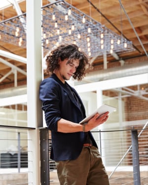 Take break day and transfer workplace features on-line: 10 methods to win on the new method of working | The brand new guidelines of labor 2 Millennial using iPad at work at high tech office