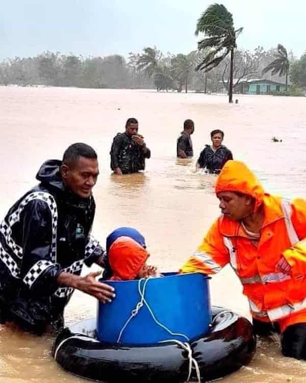 La policía rescata a niños de las inundaciones después de que el ciclón Ana azotara Fiji