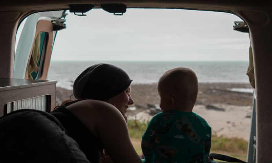 La autora y su hijo disfrutan de la vista al mar desde la camioneta.