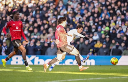 Brenden Aaronson shoots to put Leeds ahead