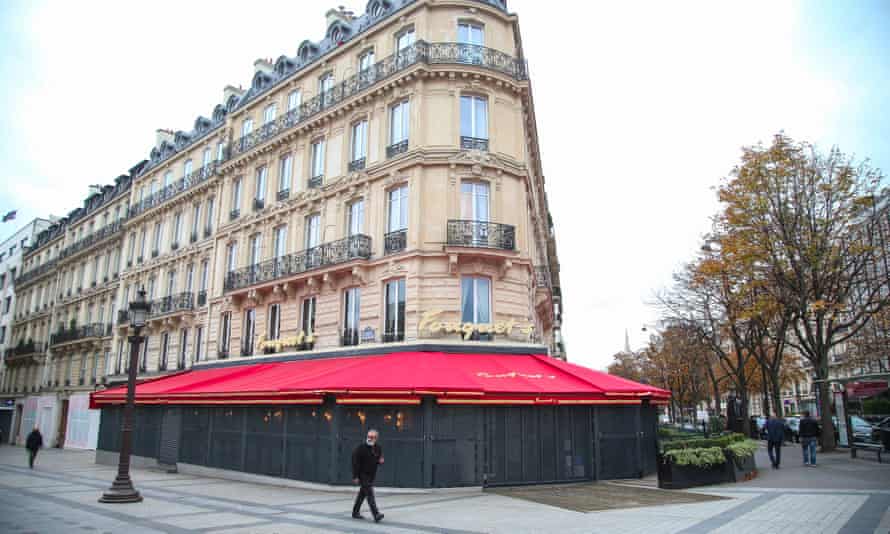 Restaurante cerrado en los Campos Elíseos de París en octubre