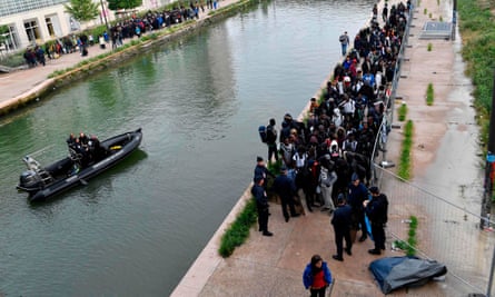 Police escort rough sleepers from canal Saint-Denis