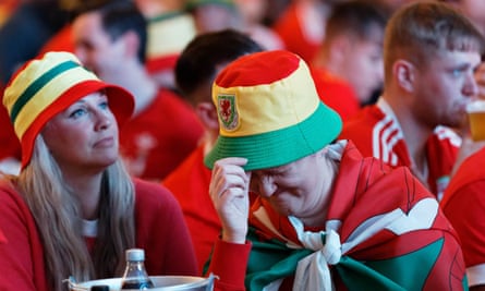 Torcedores do País de Gales reagem depois que seu time sofreu um gol em jogo da Copa do Mundo