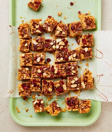 เนยถั่ว Yotam Ottolenghi และข้าวเกรียบเชอร์รี่เปรี้ยว
