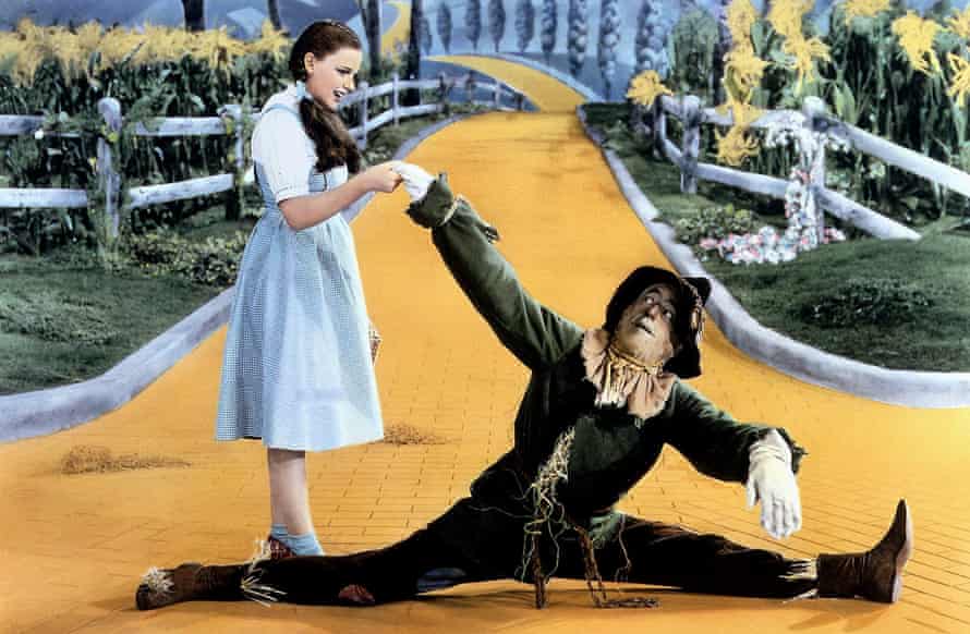 Iconique… l'une des robes vichy portées par Judy Garland dans Le Magicien d'Oz vaut jusqu'à 1,2 million de dollars.