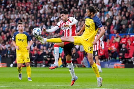 Ricardo Pepi vies for the ball.