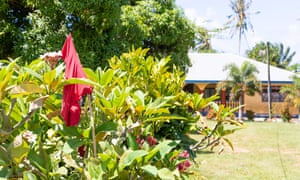Bandera roja señalando las casas donde había personas no vacunadas