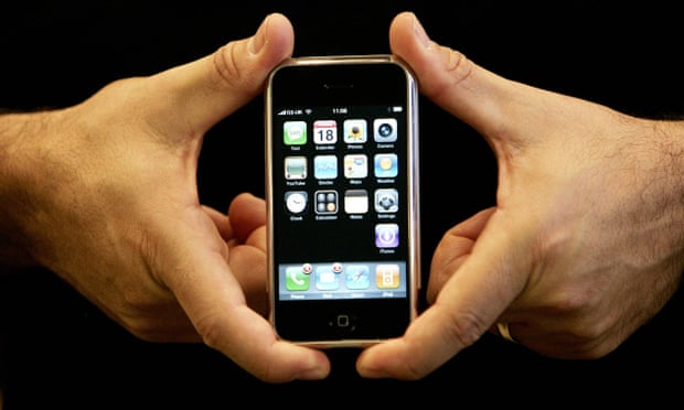 steve jobs holding the origial iPhone