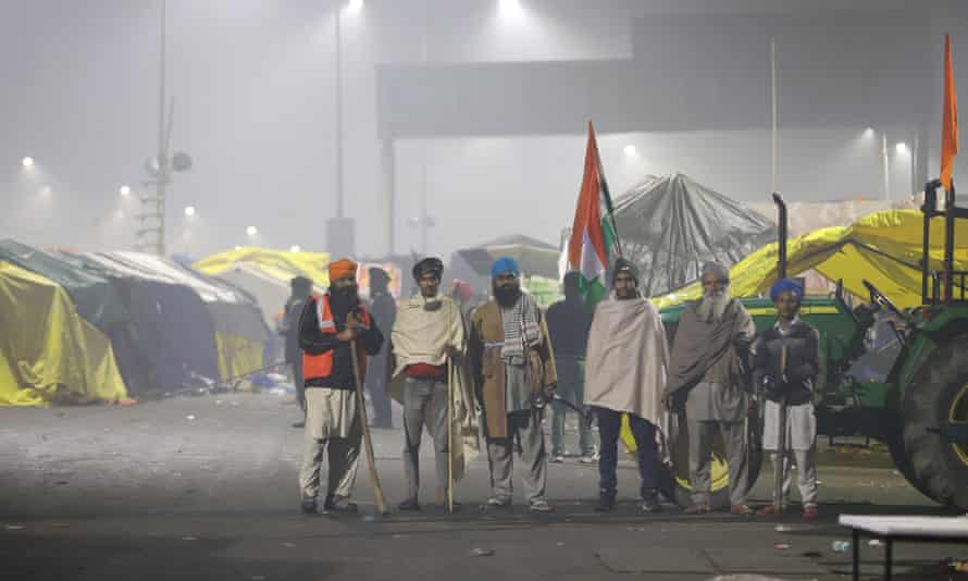 Los agricultores patrullan el lugar del campamento de protesta en Ghazipur, en las afueras de Delhi.